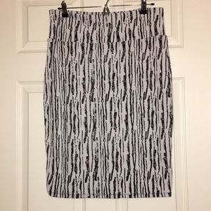 NWOT B&W LuLaRoe Cassie Skirt Size Large (14-16)